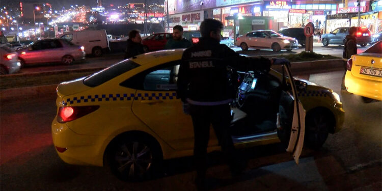 Esenyurt'taki denetimlerde, araçta sahte polis kıyafeti bulundu