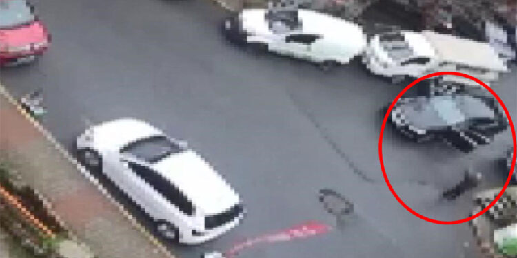 Yaşlı adama sokak ortasında yumruk attı