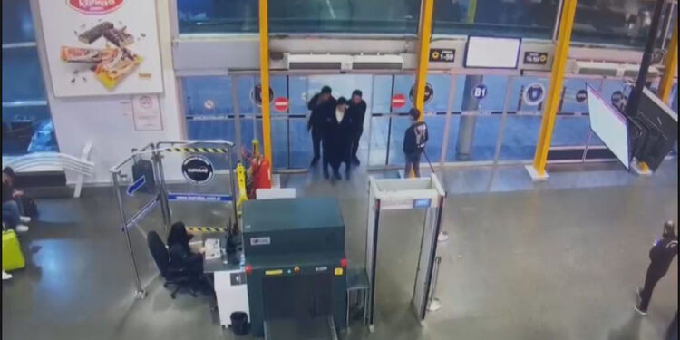 Eyüpsultan'daki aile katliamı şüphelisinin yakalanma anı güvenlik kamerasında