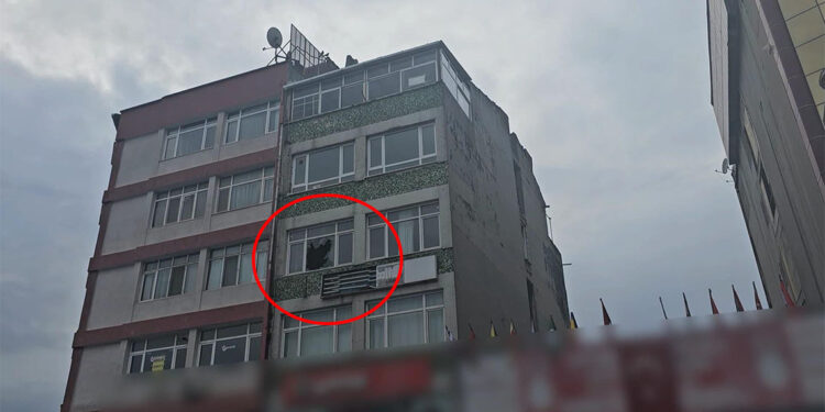 Uyuşturucu etkisindeyken dövdükleri arkadaşlarını camdan attılar