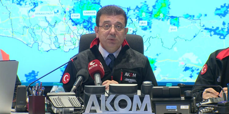 Aracınızla mümkün olduğu kadar bugün trafiğe çıkmayın