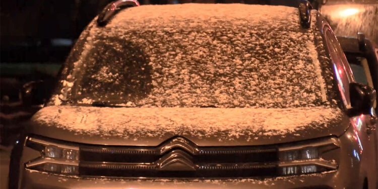 İstanbul'da araçların camları buz tuttu; ekipler yolları tuzladı