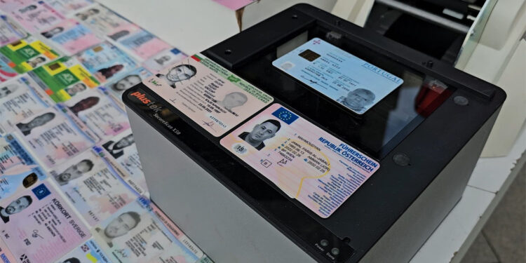 Avrupa ülkelerine ait sahte kimlik ve pasaport düzenleyen şüphelilere operasyon