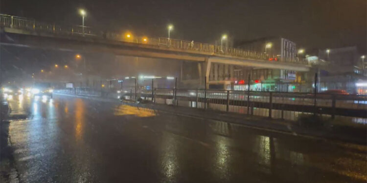 İstanbul'da beklenen kar yağışı başladı