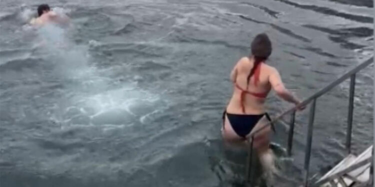 Dondurucu havaya aldırış etmeden boğazda denize girdiler