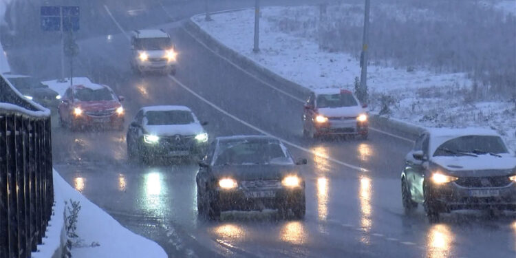 İstanbul'da bazı bölgelerde kar yağışı etkili oluyor