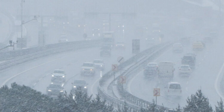 İstanbul'un bazı ilçelerinde kar yağışı etkili oluyor