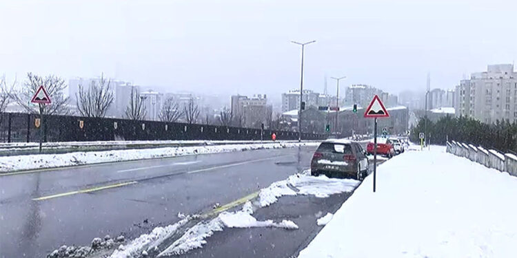 Kar yağışı Avrupa Yakası'nda aralıklarla etkisini sürdürüyor