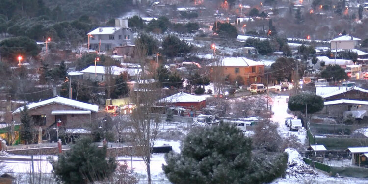 Kartal Aydos'ta çatılar beyaza büründü