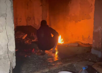 Pendik'te metruk binada ateş yaktı, çıkmamak için direndi