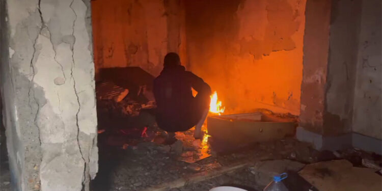 Pendik'te metruk binada ateş yaktı, çıkmamak için direndi