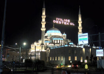 Ramazan ayının simgesi mahyalar camilere asıldı