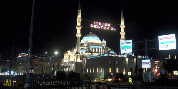 Ramazan ayının simgesi mahyalar camilere asıldı