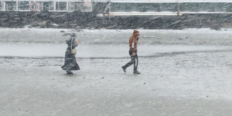 Silivri'de deniz metrelerce çekildi