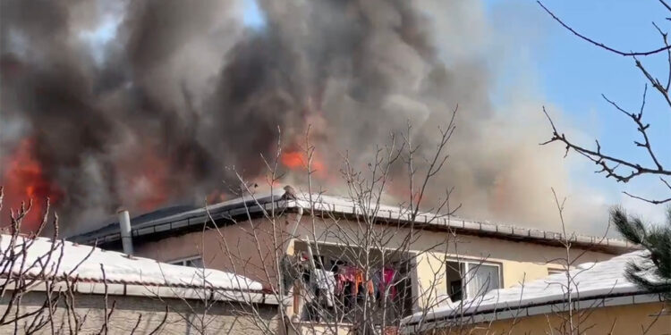 Sultanbeyli'de 3 katlı binanın çatısında çıkan yangın söndürüldü