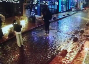 Taksim'de arkadaşının fotoğrafını çeken turist kapkaça uğradı