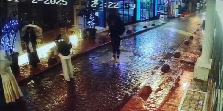 Taksim'de arkadaşının fotoğrafını çeken turist kapkaça uğradı