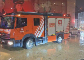 Üsküdar'da AVM'de yangın