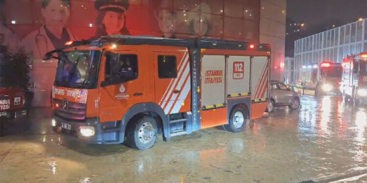 Üsküdar'da AVM'de yangın