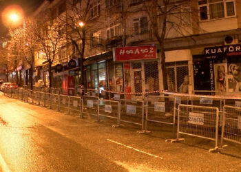 Üsküdar'da istinat duvarı kaydı; 2 bina boşaltıldı