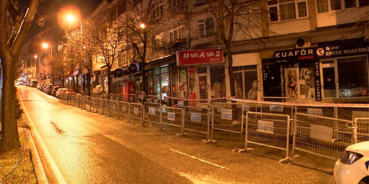 Üsküdar'da istinat duvarı kaydı; 2 bina boşaltıldı