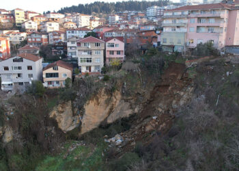 Üsküdar'da toprak kayması; 2 bina boşaltıldı