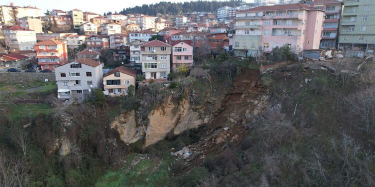 Üsküdar'da toprak kayması; 2 bina boşaltıldı