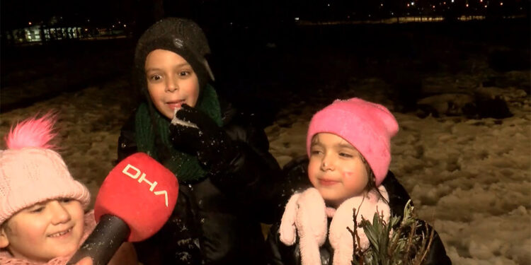 Çocuklar aileleriyle parkta kar topu oynadı