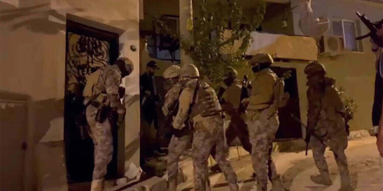 İzmir merkezli 6 ilde FETÖ/PDY operasyonu