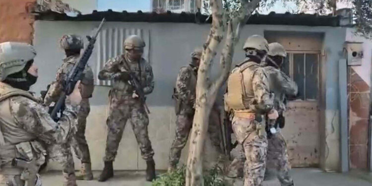 İzmir ve Manisa'da FETÖ operasyonu; 10 gözaltı