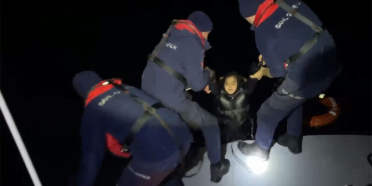 Lastik bottan düşen 3'ü çocuk 6 kaçak göçmen hayatını kaybetti