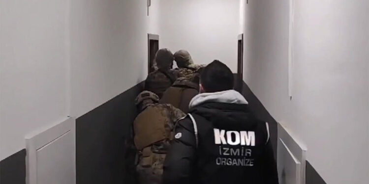 İzmir'de suç örgütüne operasyon: 23 gözaltı