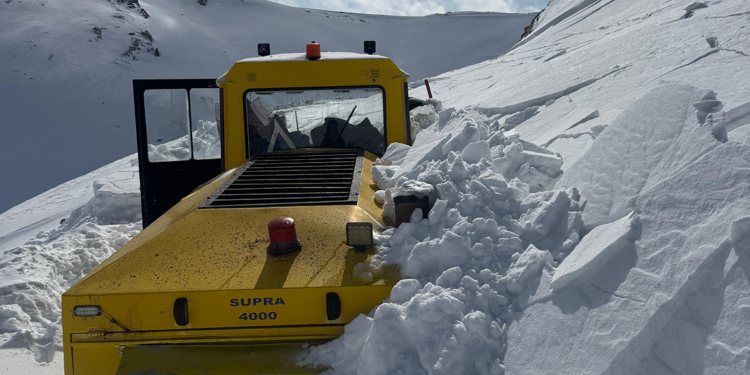 İş makinesinin üzerine çığ düştü, operatör son anda kurtuldu