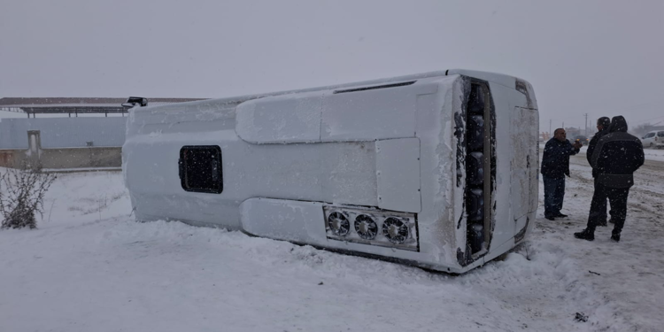 İşçi servis midibüsü buzlanan yolda devrildi: 15 yaralı