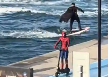 İstanbul Boğazı'nda Batman sörf yaptı, Spider-Man scooter kullandı