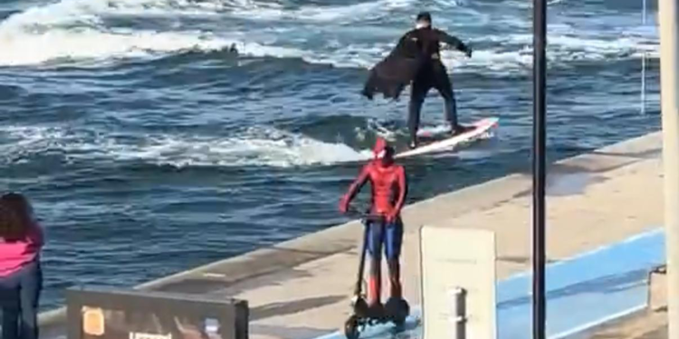 İstanbul Boğazı'nda Batman sörf yaptı, Spider-Man scooter kullandı