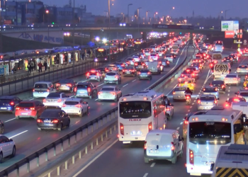 İstanbul trafiği yine kilit; Okullar açıldı, yoğunluk başladı