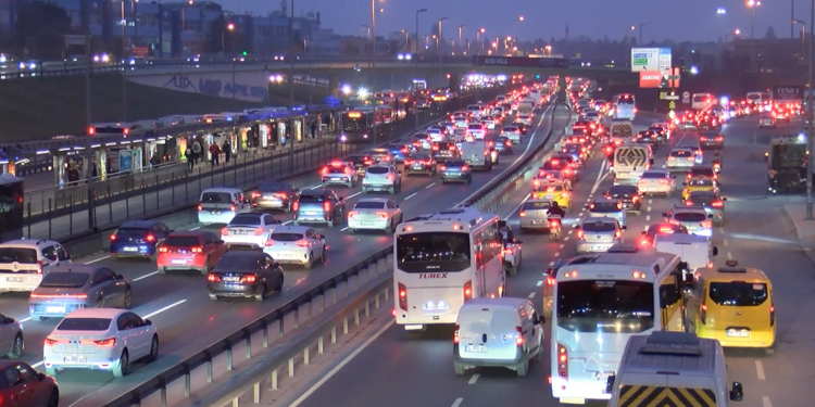 İstanbul trafiği yine kilit; Okullar açıldı, yoğunluk başladı