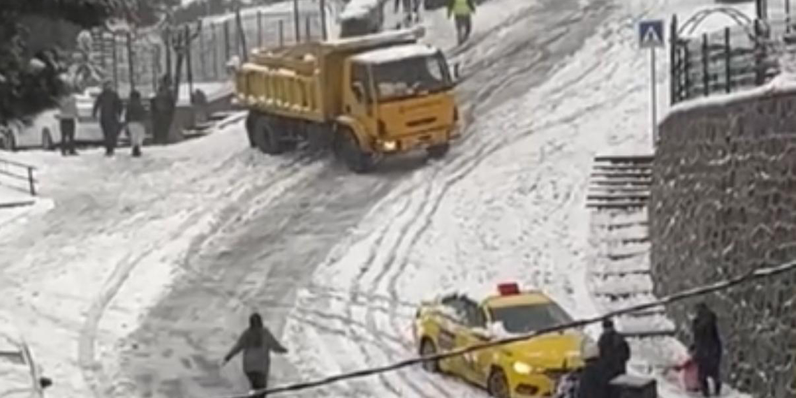 İstanbul'da kar yağışı sonrası yaşanan kazalar kamerada