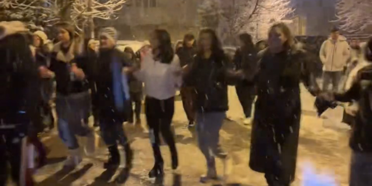 İstanbul'da kar yağışında halaylı horonlu eğlence