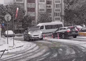 İstanbul'da kar yağışında sürücüler zor anlar yaşadı