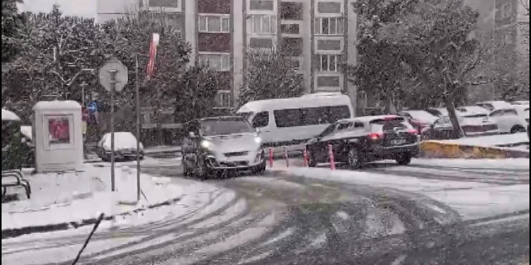 İstanbul'da kar yağışında sürücüler zor anlar yaşadı