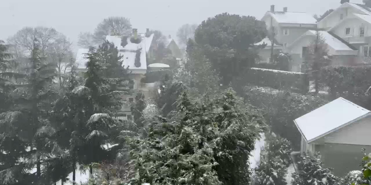 İstanbul'un bazı bölgelerinde kar yağışı etkili oluyor