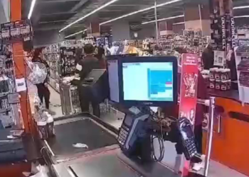 İşten çıkarılan kadın sinir krizi geçirerek market raflarını devirdi