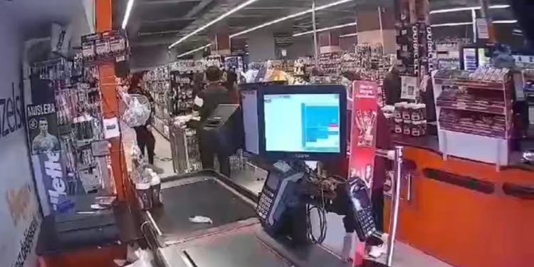 İşten çıkarılan kadın sinir krizi geçirerek market raflarını devirdi