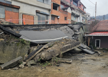 İstinat duvarı yıkılan sokakta yol da çöktü