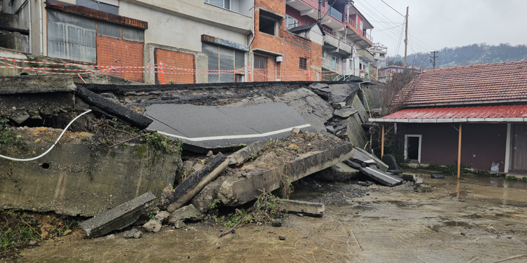 İstinat duvarı yıkılan sokakta yol da çöktü