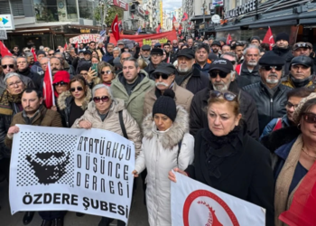 İzmir'de ihraç edilen teğmenlere destek Kararı protesto ettiler