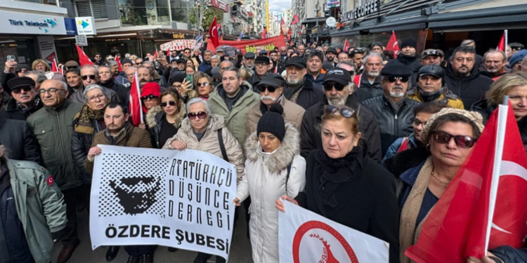 İzmir'de ihraç edilen teğmenlere destek Kararı protesto ettiler