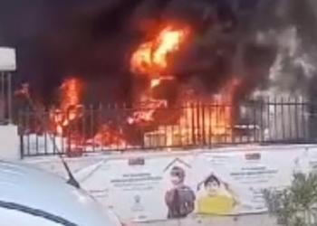 İzmir'de inşaat halindeki okul bahçesinde yangın